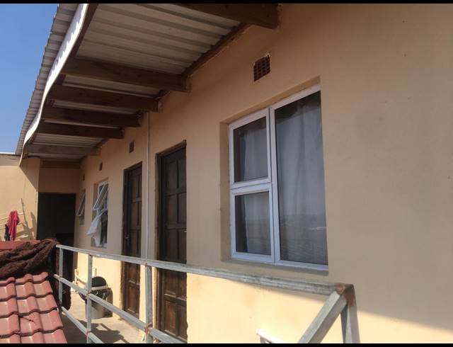 2 BEDROOM FREEHOLD FOR SALE IN EKUPHUMLENI